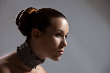 Stüdyoda poz veren güzel esmer kadın mankeni. 