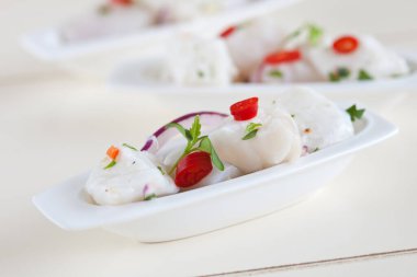 Taze biberli ve soğanlı leziz bir kase ceviche.