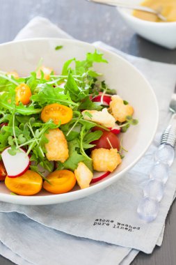 Roket, halloumi ve domatesli sağlıklı ve lezzetli bir salata.