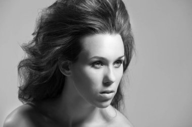 Stüdyoda poz veren güzel esmer kadın model, siyah beyaz fotoğraf.,