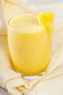 Muzlu ve ananaslı lezzetli taze smoothie.