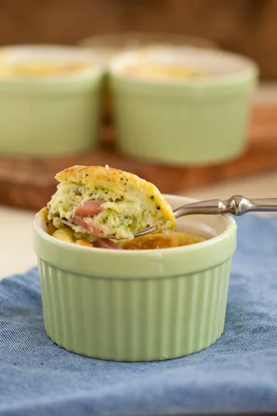 Liten Broccoli Skinka Sufflé Serveras Liten Ramekin — Stockfoto