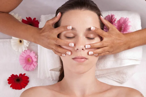 Mulher Bonita Salão Beleza Recebendo Uma Massagem Facial Com Mãos — Fotografia de Stock