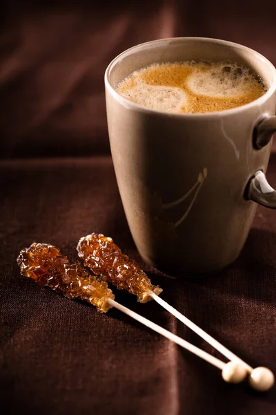 Leckere Tasse Kaffee Mit Zuckerrohr Auf Stöcken — Stockfoto