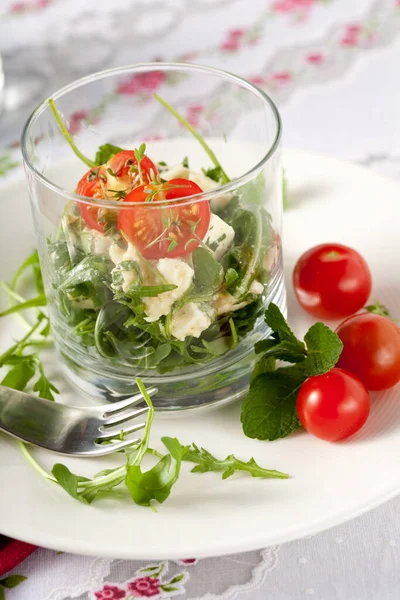 Kleine Salade Met Feta Mozzarella Geserveerd Een Glas — Stockfoto