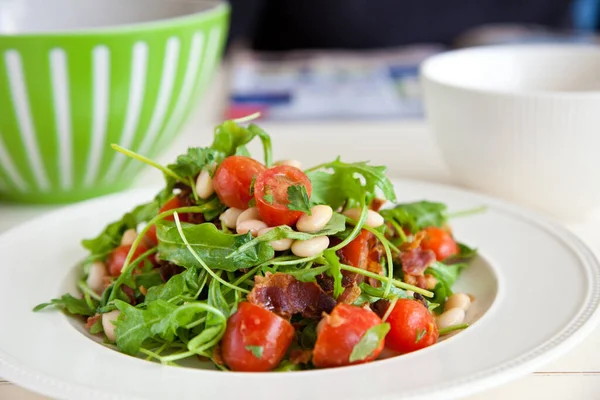 Salada Deliciosa Com Feijão Foguete Tomate — Fotografia de Stock