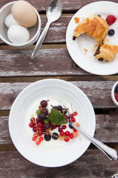 Frukostbord Med Yoghurt Bär Och Ägg — Stockfoto