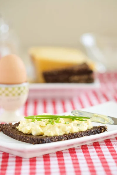 Ensalada Huevo Con Pan Tostado Centeno Integral Mesa Del Desayuno — Foto de Stock