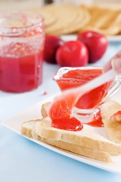 Table Avec Confiture Pruneaux Fraîchement Préparée Pain Grillé — Photo