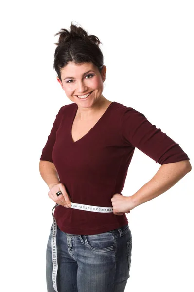 重量損失を示す幸せなブルネットの女性は 測定ロールテープで自分自身を測定 — ストック写真