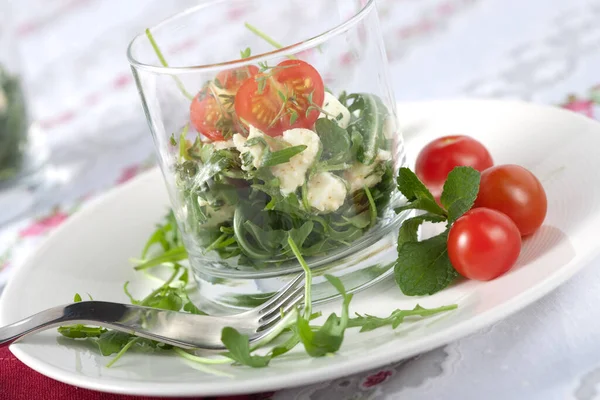 Liten Sallad Med Feta Och Mozzarella Serverad Glas — Stockfoto