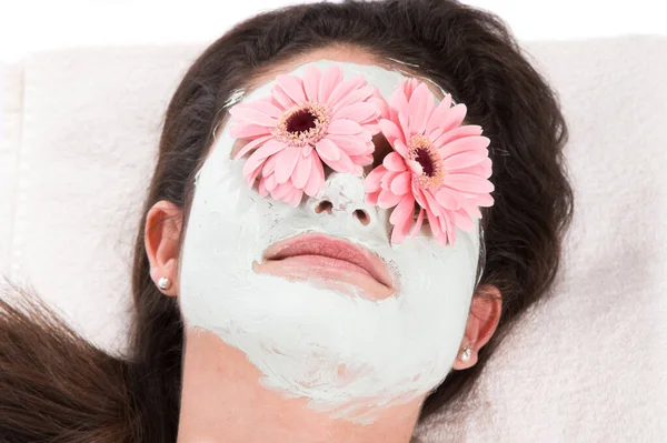 Hermosa Mujer Acostada Con Máscara Facial Flores Gerberas — Foto de Stock