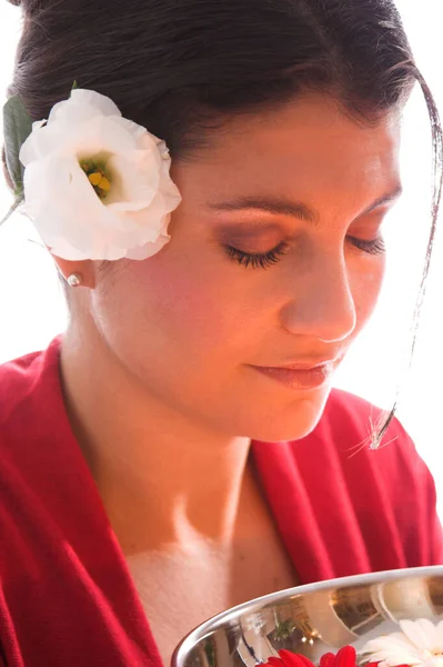 Pretty Brunette Woman Flowers Closed Eyes — Stock Photo, Image