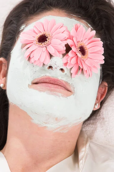 Hermosa Mujer Acostada Con Máscara Facial Flores Gerberas — Foto de Stock