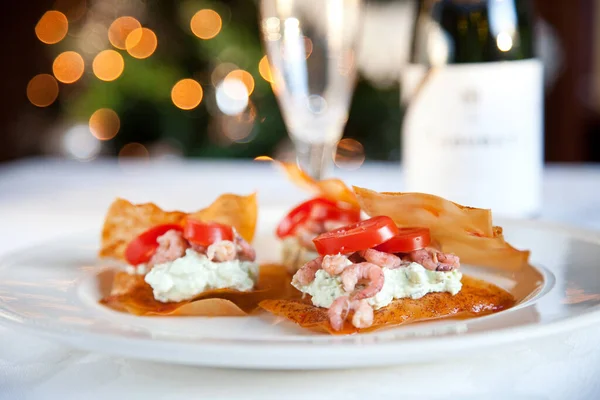 Deliciosos Bocadillos Pequeños Con Árbol Navidad Fondo —  Fotos de Stock