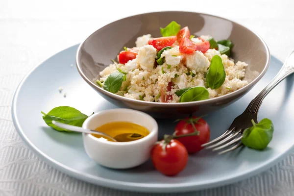 Deliciosa Ensalada Cuscús Con Feta Mozzarella Tomates —  Fotos de Stock