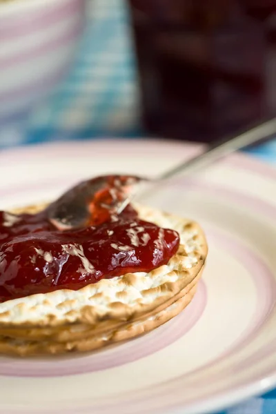 Läckra Rostat Bröd Med Gelé Serveras Tallrik — Stockfoto