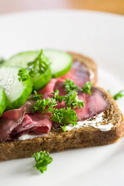 ローストビーフとキュウリと茶色のおいしい健康的なサンドイッチ — ストック写真