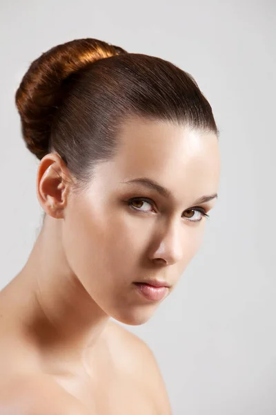 Belle Femme Brune Modèle Posant Studio Coiffure Chignon Cheveux — Photo