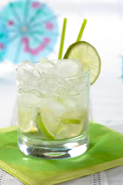 伝統的なブラジルのカクテルCaipilinha ガラスの緑の新鮮な飲み物 — ストック写真