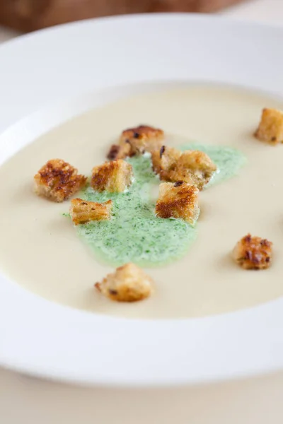 Deliciosa Sopa Chirivía Con Crema Perejil Croutons — Foto de Stock