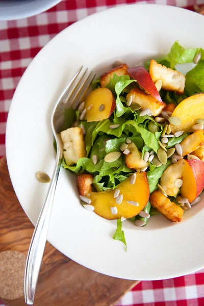 Köstlicher Salat Mit Endivien Haloumi Und Nektarinen — Stockfoto
