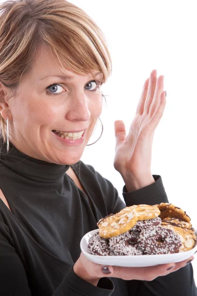 Sorrindo Feliz Mulher Loira Estúdio Com Biscoitos Doces Placa — Fotografia de Stock