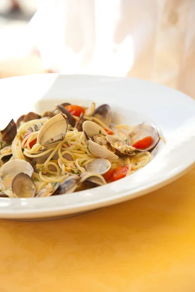 Свежая Порция Спагетти Моллюсками Тарелке — стоковое фото