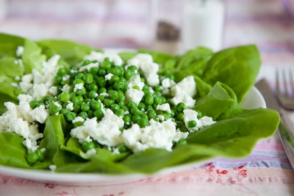 Salada Fresca Com Ervilhas Feta Folhas Salada — Fotografia de Stock