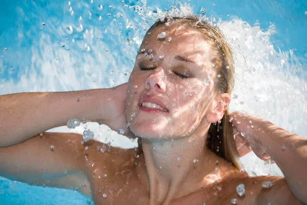 Hermosa Mujer Rubia Bajo Una Pequeña Cascada Piscina — Foto de Stock