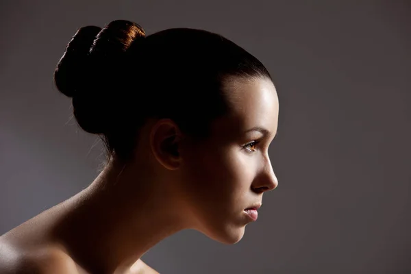 Красива Брюнетка Жінка Модель Позує Студії Зачіска Волосся — стокове фото