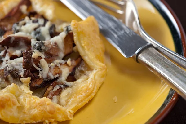 Delicious Small Puff Pastry Pie Filled Chanterelle Mushrooms Blue Cheese — Stock Photo, Image