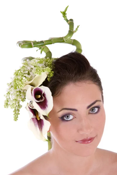 Mooie Vrouw Met Haar Haar Versierd Met Bloemen Bamboe — Stockfoto