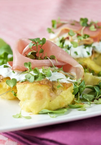 Schöne Ofenkartoffel Mit Frischkäse Und Schinken — Stockfoto