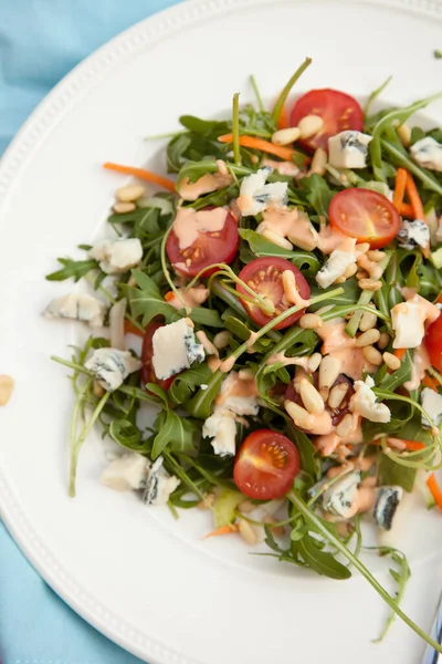 Heerlijke Gezonde Salade Met Groene Tomaten Blauwe Kaas Pijnboompitten — Stockfoto