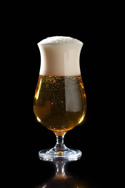 Copo Sendo Preenchido Com Uma Cerveja Fresca Contra Fundo Preto — Fotografia de Stock