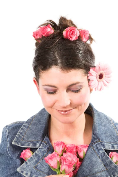 Mutlu Gülümseyen Güzel Esmer Çiçekli Kapalı Gözlü Kadın — Stok fotoğraf
