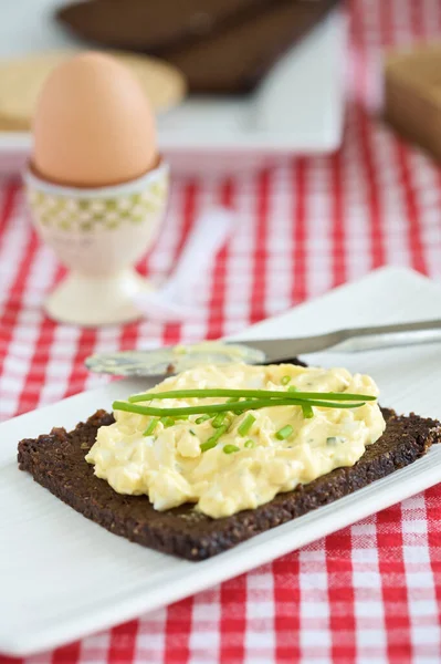 Kahvaltıda Tabakta Servis Edilen Yumurta Salatalı Siyah Ekmek — Stok fotoğraf