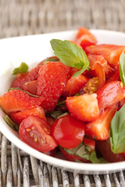 딸기와 토마토가 곁들인 맛있는 샐러드 — 스톡 사진