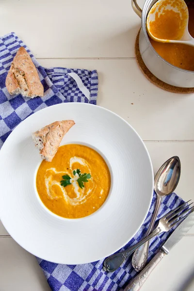 Soupe Aux Carottes Dans Une Assiette Sur Table Cuisine — Photo