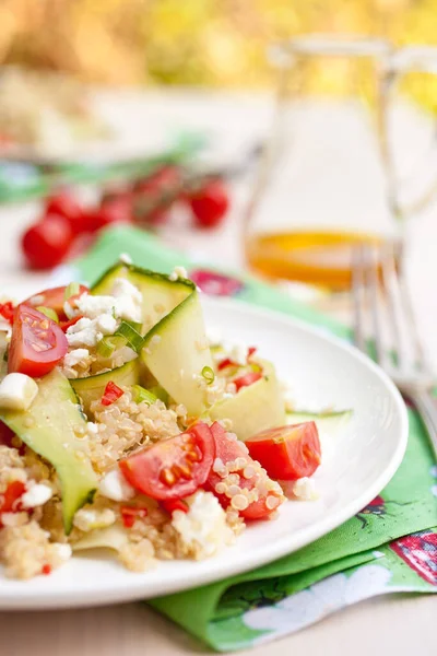 Uppfriskande Och Hälsosam Quinoasallad Med Zucchini Och Tomater — Stockfoto