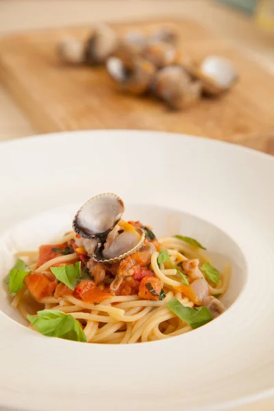 Pastarätt Med Färska Musslor Och Tomatsås — Stockfoto