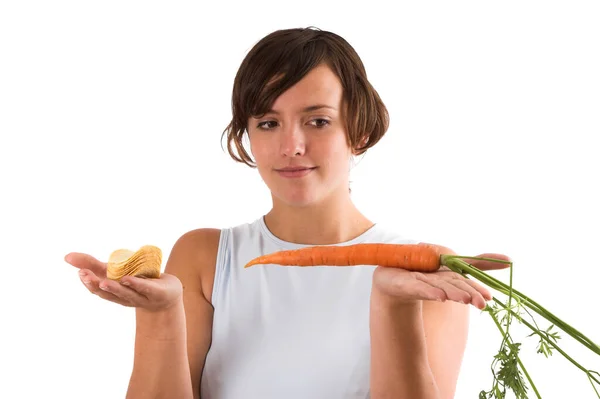 Chica Bonita Sosteniendo Una Zanahoria Una Mano Algunas Papas Fritas — Foto de Stock