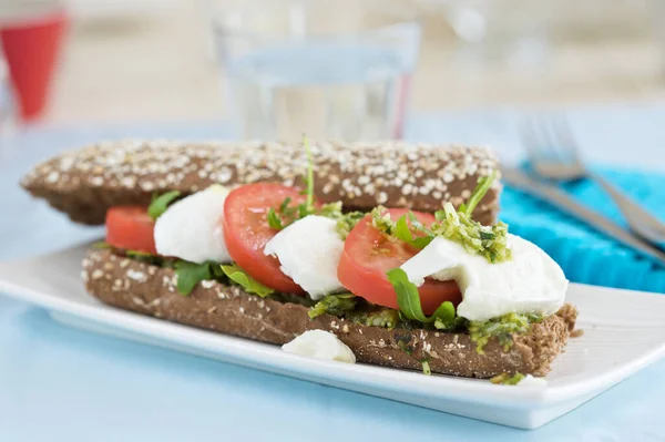 Delizioso Panino Appena Fatto Con Mozzarella Pomodori — Foto Stock