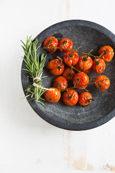 Widok Góry Gotowane Czerwone Pomidory Rozmaryn — Zdjęcie stockowe