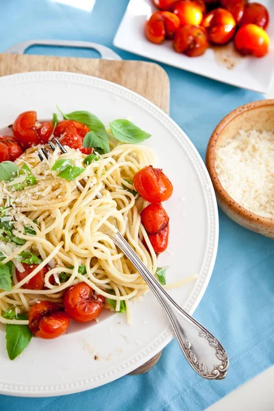 トマト バジル パルメザンチーズとおいしい新鮮なパスタ — ストック写真