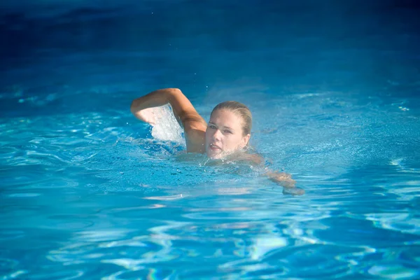 Menina Loira Bonita Nadando Piscina — Fotografia de Stock