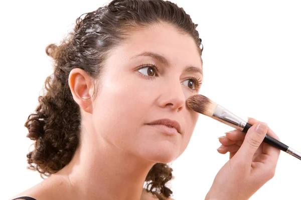 Schöne Brünette Mit Make Pinsel Puder Auf Dem Gesicht — Stockfoto