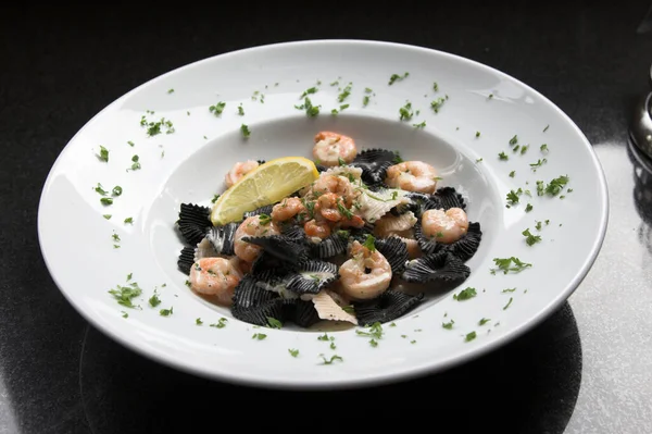 Fruits Mer Noir Plat Pâtes Aux Crevettes Tigrées — Photo