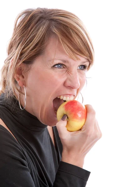 Media Mujer Rubia Adulta Estudio Comiendo Fruta Manzana Sobre Fondo — Foto de Stock